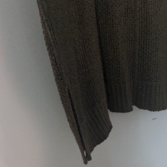 EUC✨ WISHLIST green open-knit oversized M/L v-neck sweater - Picture 10 of 16